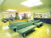 札幌外科記念病院　待合スペース