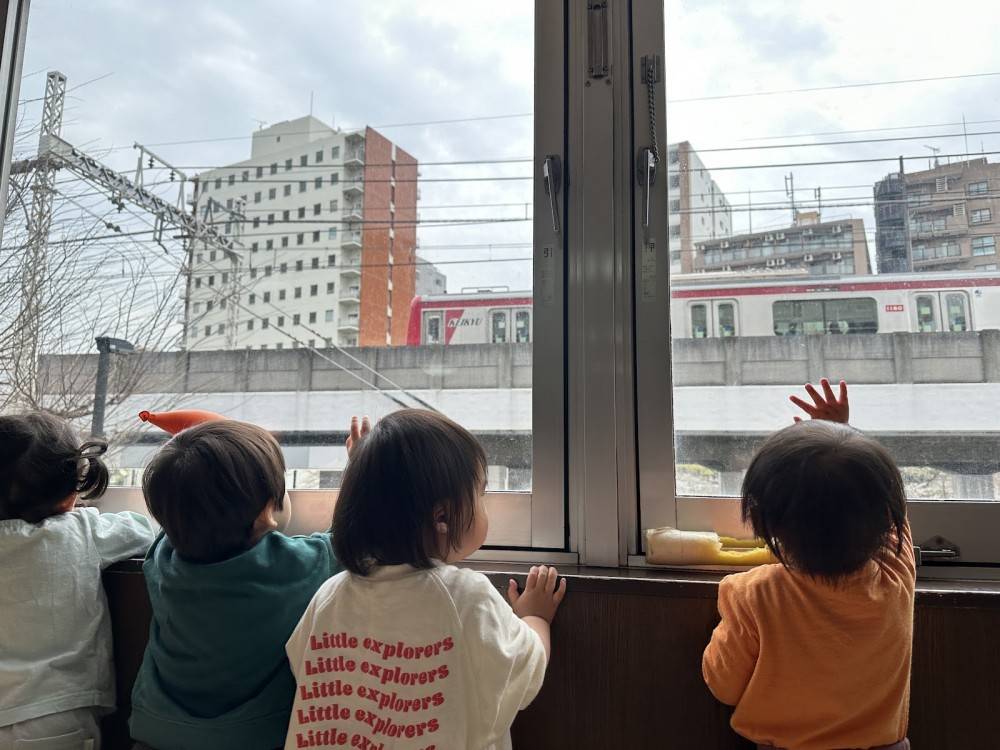 窓から京急が見えます