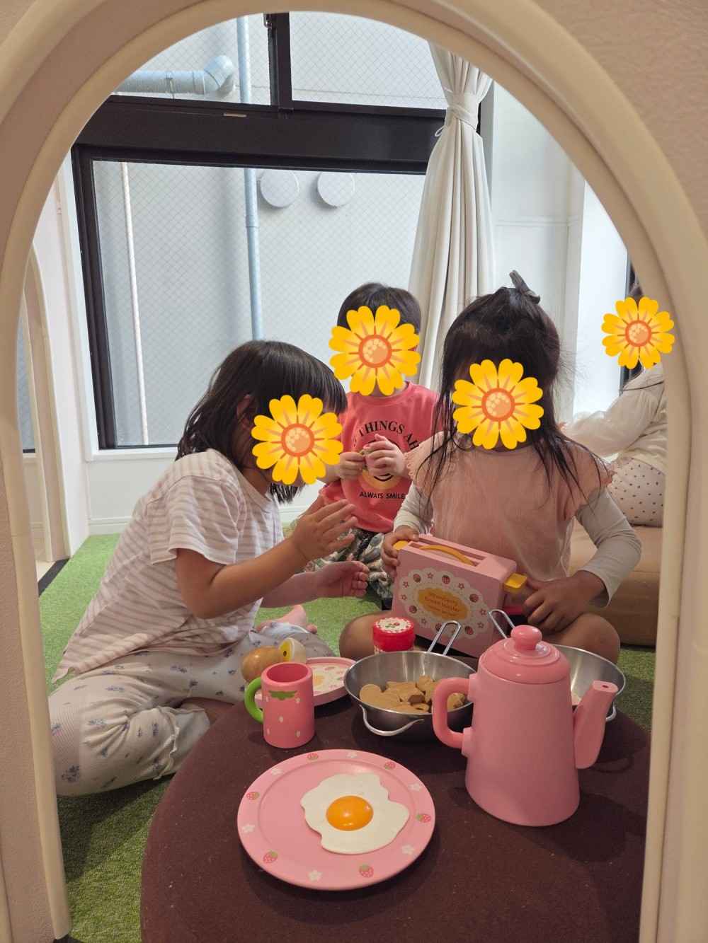2階の窓際にあるピンクで可愛い小屋