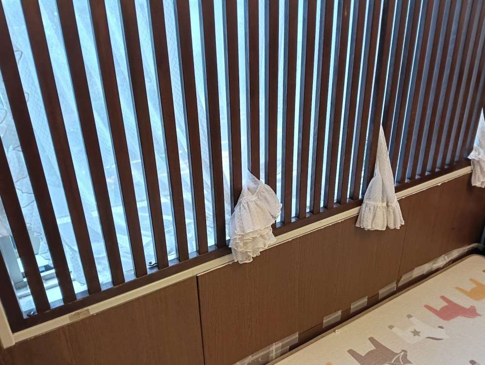 柵から窓を見たり並んでお話をしている乳児のお気に入りな場所です。