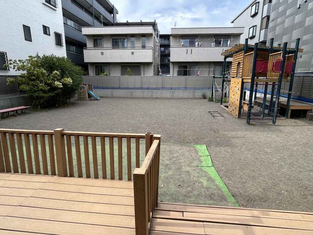 園外からは見えない広い園庭あり