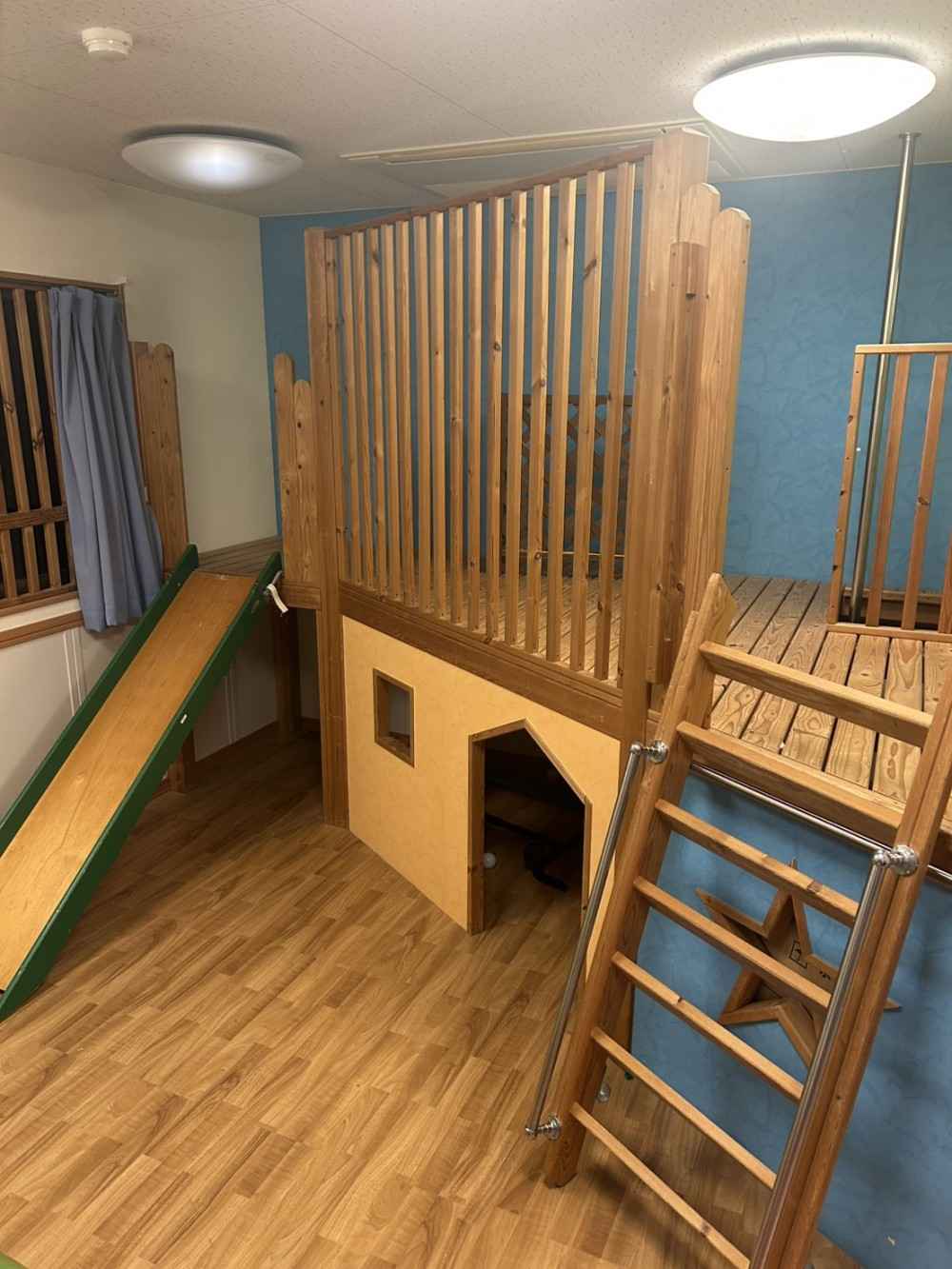 プレイルームは子どもたちが大好きな場所で秘密基地のようにして遊んでいます。雨の日も室内で楽しむことができます。