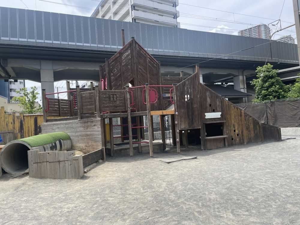 園庭がとても広く、大きな園庭遊具があります。