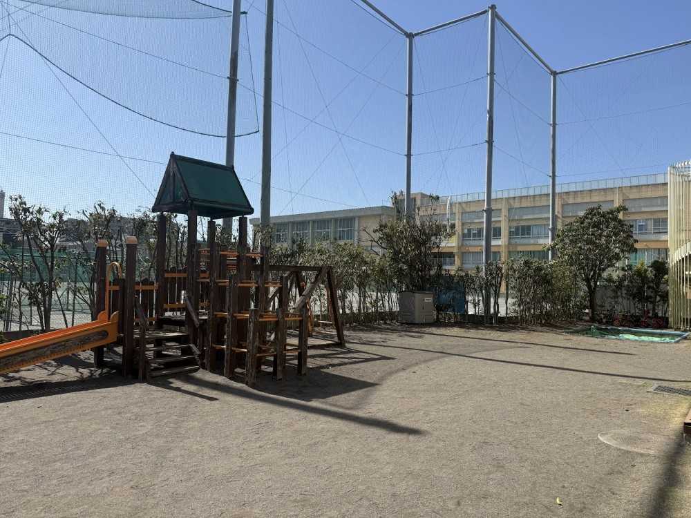 子どもたちは園庭が大好き！遊具も砂場も大人気です