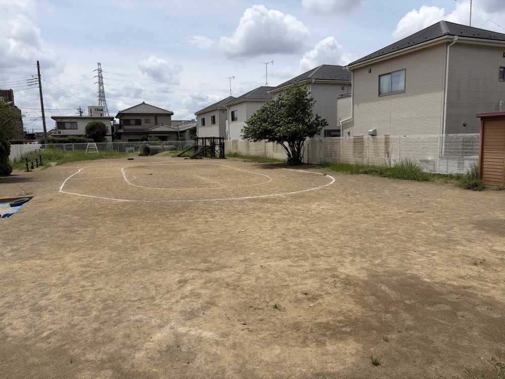 広い園庭には、木影になるスペースもあります。乳児園庭、幼児園庭も