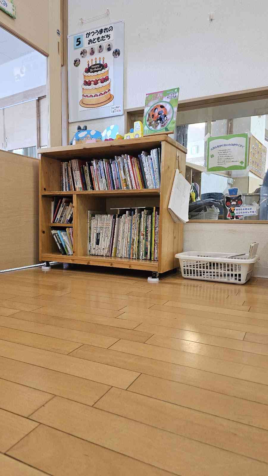 絵本の貸し出しコーナー(好きな絵本を選んでお家で読んだり、お友達とコーナーの前で読んでいます)