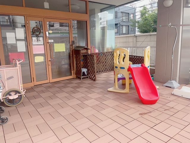 園庭はないですが、テラスがあり、ここで遊んだり、夏は水遊びやプール活動をしています。