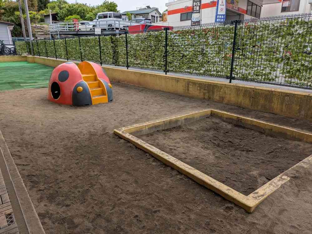てんとうむしすべり台は、中に入ることもでき、子ども達が大好きな遊具です