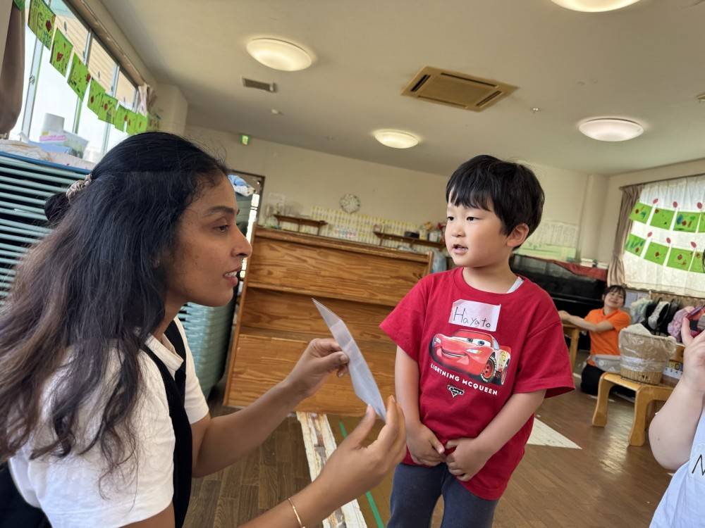 ネイティブの方の英語活動。1歳児から取り組んでいます