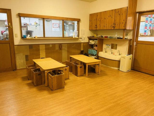給食室が良く見える2歳児の保育室です。