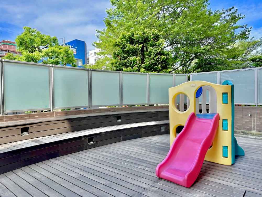 園庭がない代わりに、テラスがあるので遊んだり、夏は水遊びができます。
