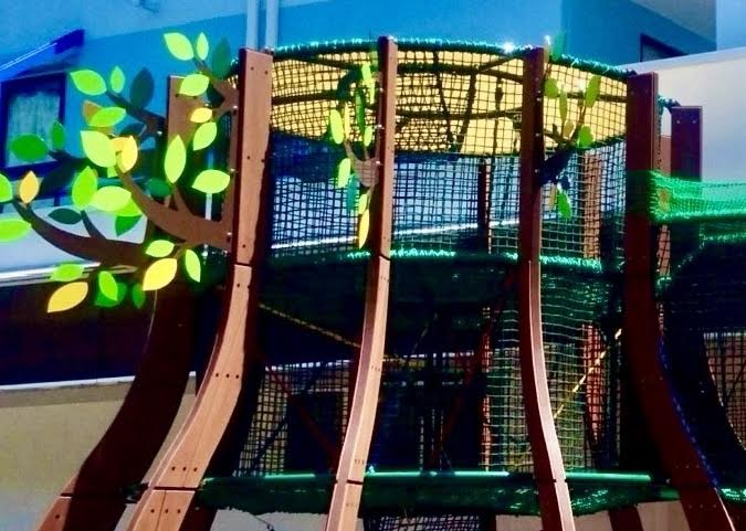 園庭のネット遊具は開放的でみんなで入って遊んでいます