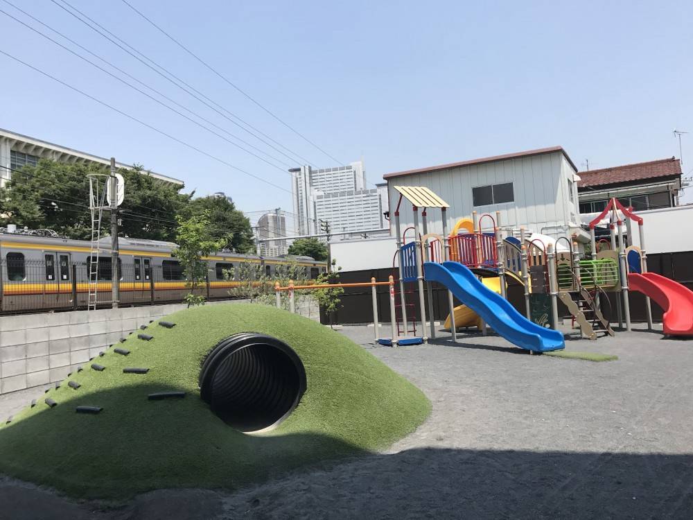 園庭は目の前を電車が通り、お山の遊具の見晴らしの良い場所が子どもたちの人気のスポット