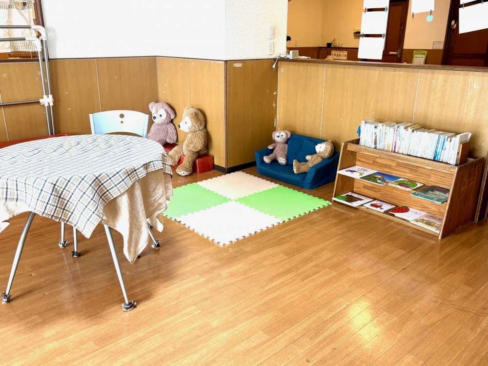 広い玄関ホールのソファは子どもたちが休憩したり、親子で絵本を読むことができる人気スポットです