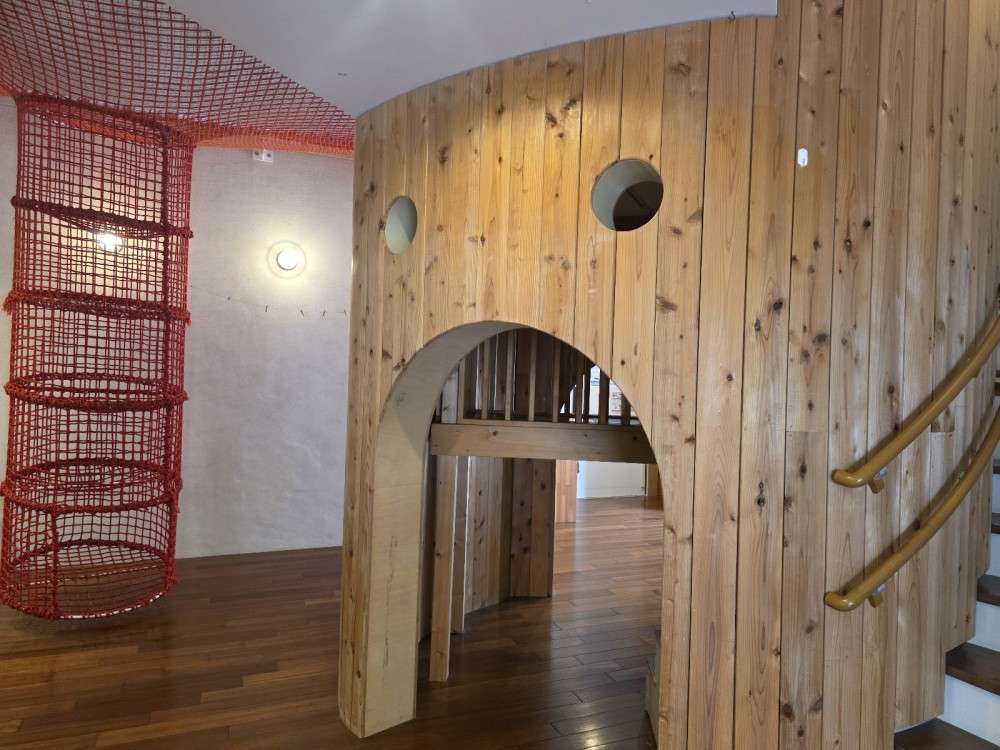 園内にも遊具や遊び場があります