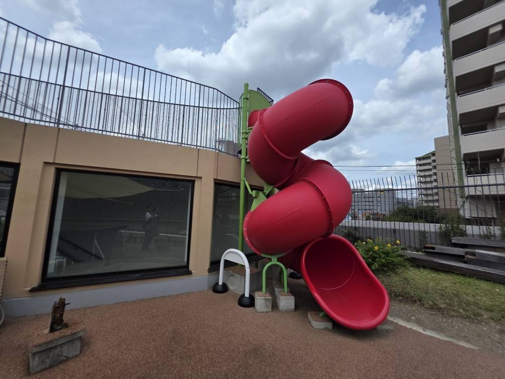 園庭の他に屋上園庭があり、ネット遊具や滑り台でも遊べます！！園内にもネット遊具あり、子どもたちに大人気です。