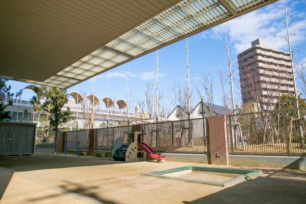 屋根付きで雨でも遊べる遊具ありの園庭