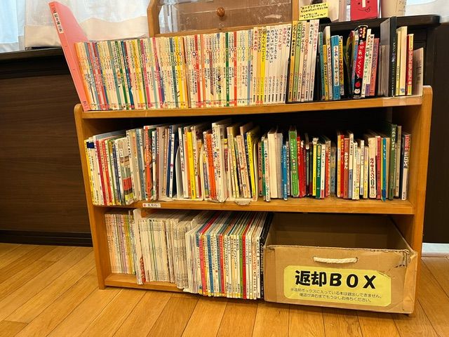 もりのこ図書館では絵本の貸し出しをしています