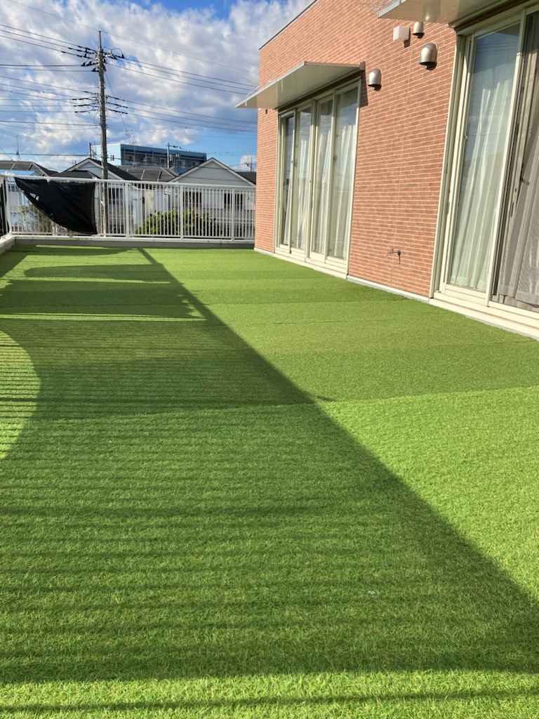 2階には人工芝のテラスもあります