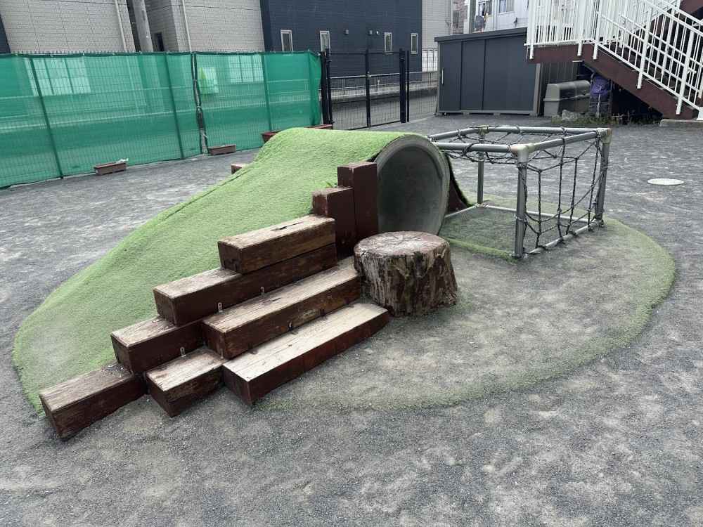 保護者の方と協力してつくった築山です