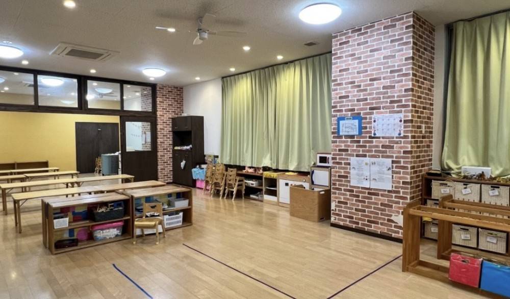 天井が高く開放感があり、おしゃれなファンが回ってます