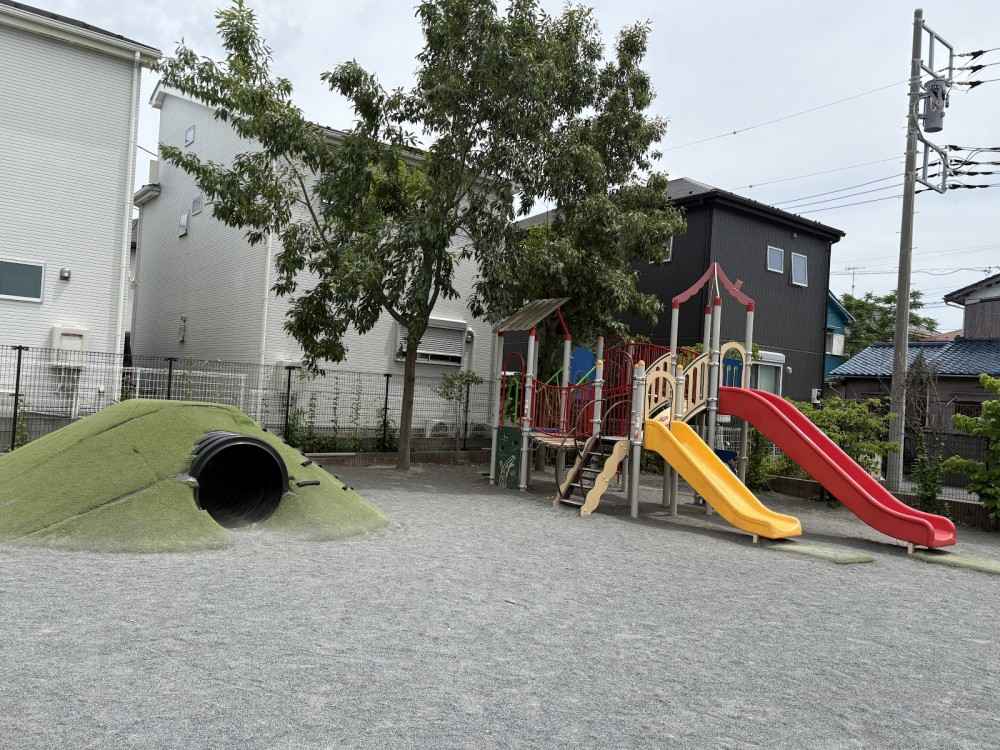 広い園庭で、思い切り走ることができます！遊具も大人気。砂場もあって遊び方も色々です！