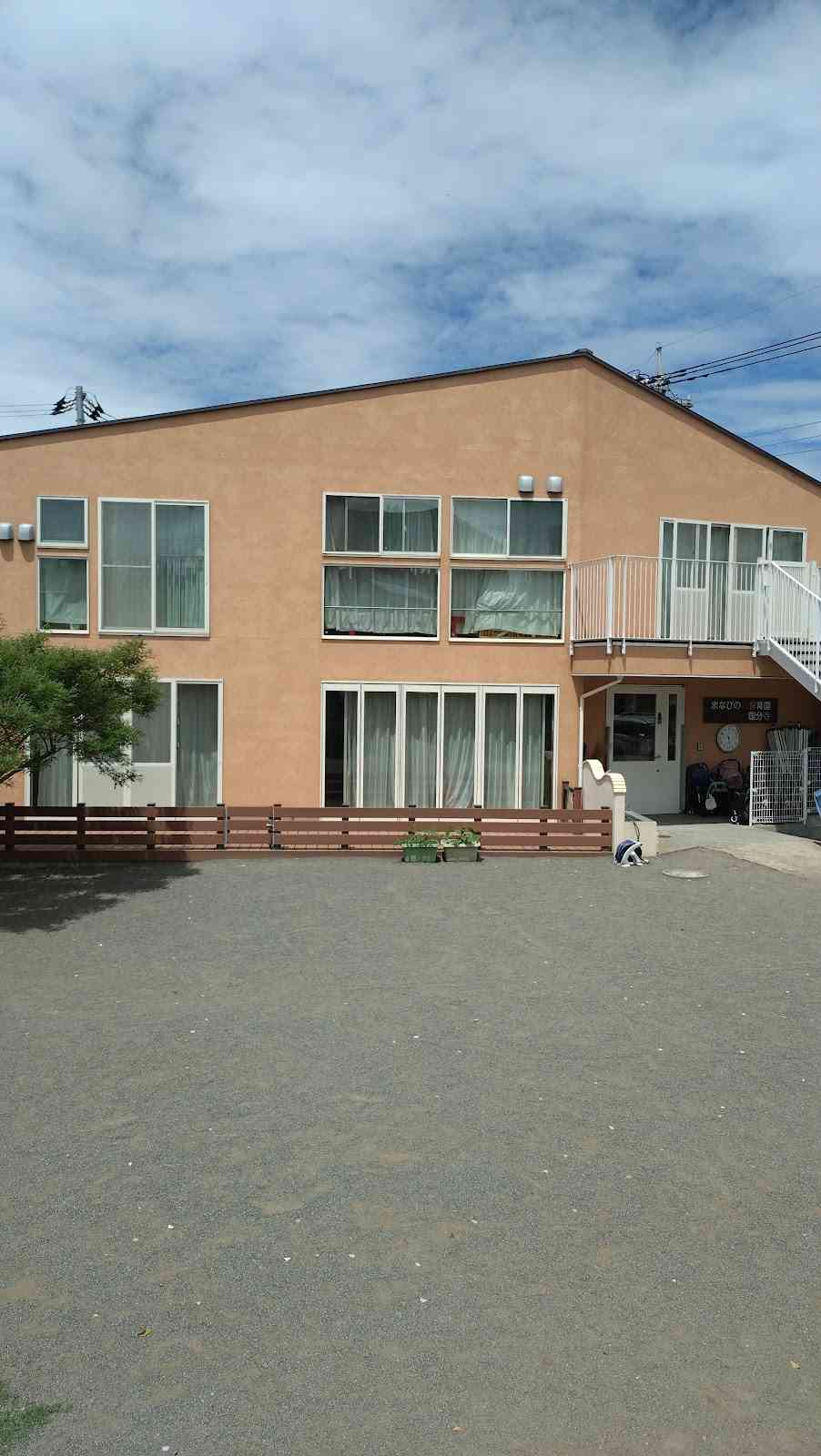 子どもたちが元気いっぱい遊べる広い園庭とテラスがあります