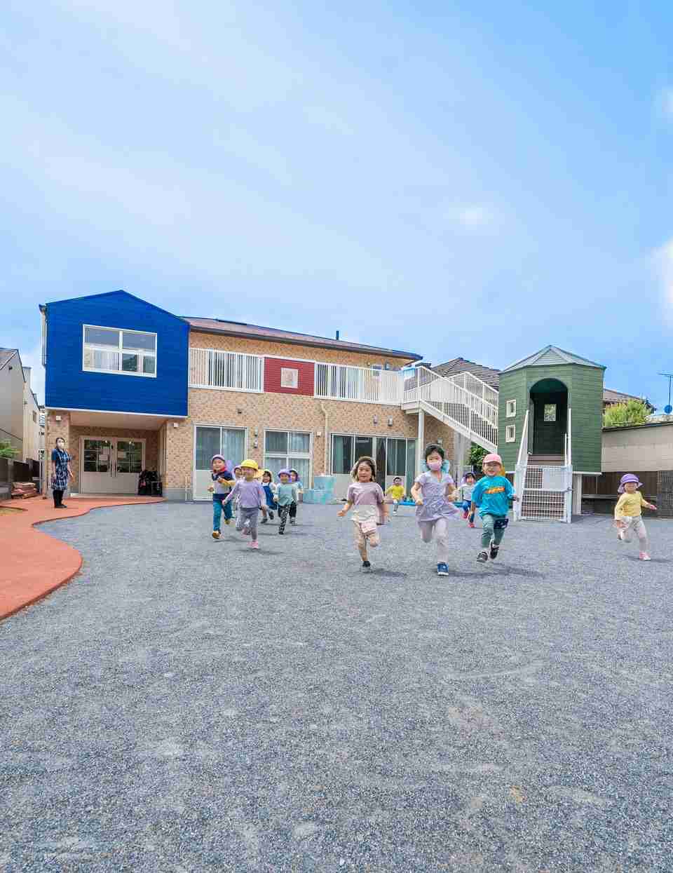 広い園庭で走りまわることができます