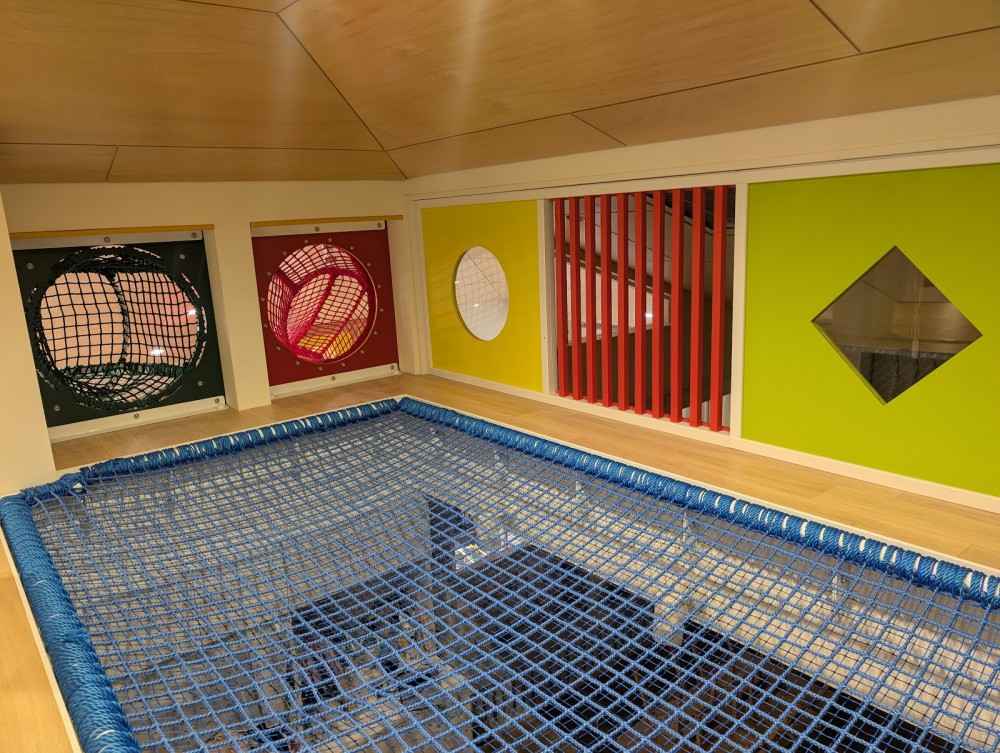 室内のネット遊具は迷路になっています