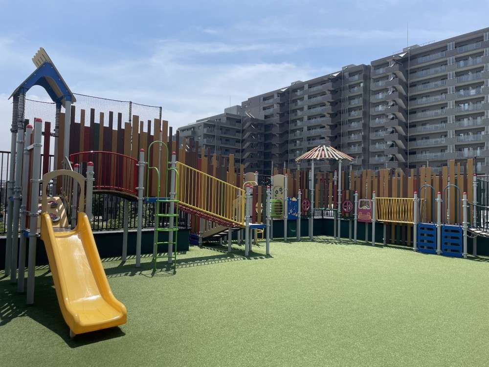 屋上遊具（砂場からネット遊具で２階テラスへ、屋上からテラスへ大型滑り台で。砂場から屋上まで行ったり来たりできる遊具）