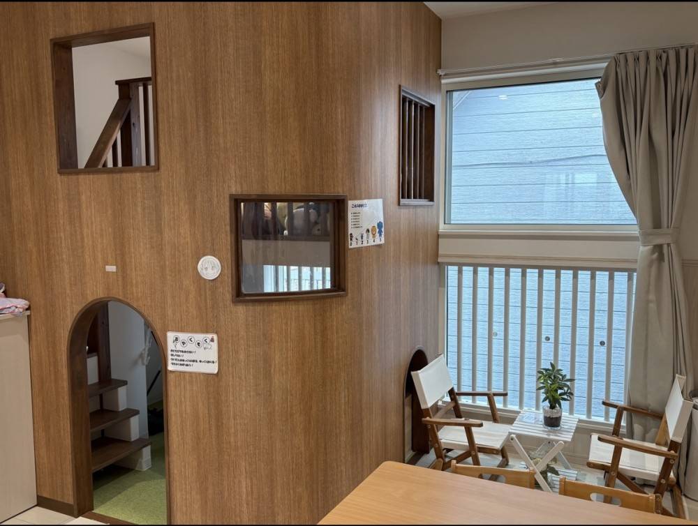 お部屋内に小屋もあるのでお家ごっこをしたり落ち着いて絵本を読んだりして過ごすことができます。