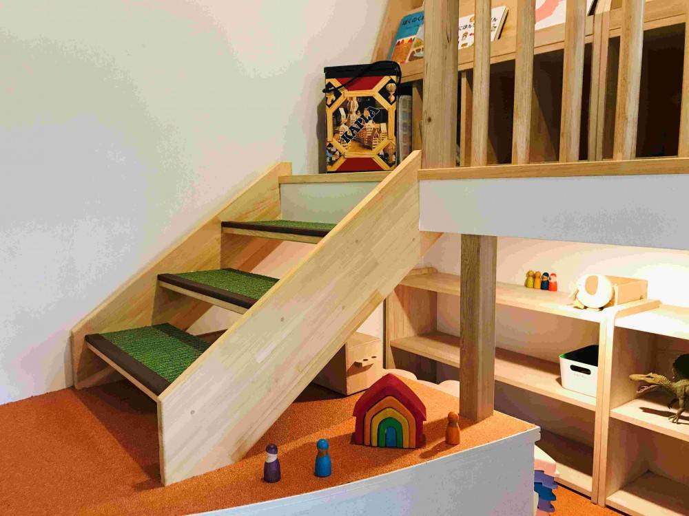 幼児の部屋の小部屋はとても落ち着ける場所で、絵本がたくさんあったり小さなトンネルから出入り出来たりと、子ども達の大人気の場所です。