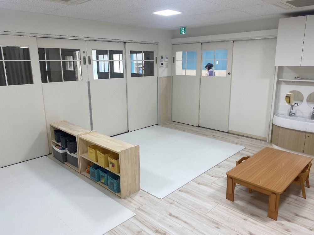 室内はとても広く乳児の部屋には畳の小上がりと幼児の部屋には小部屋があります。