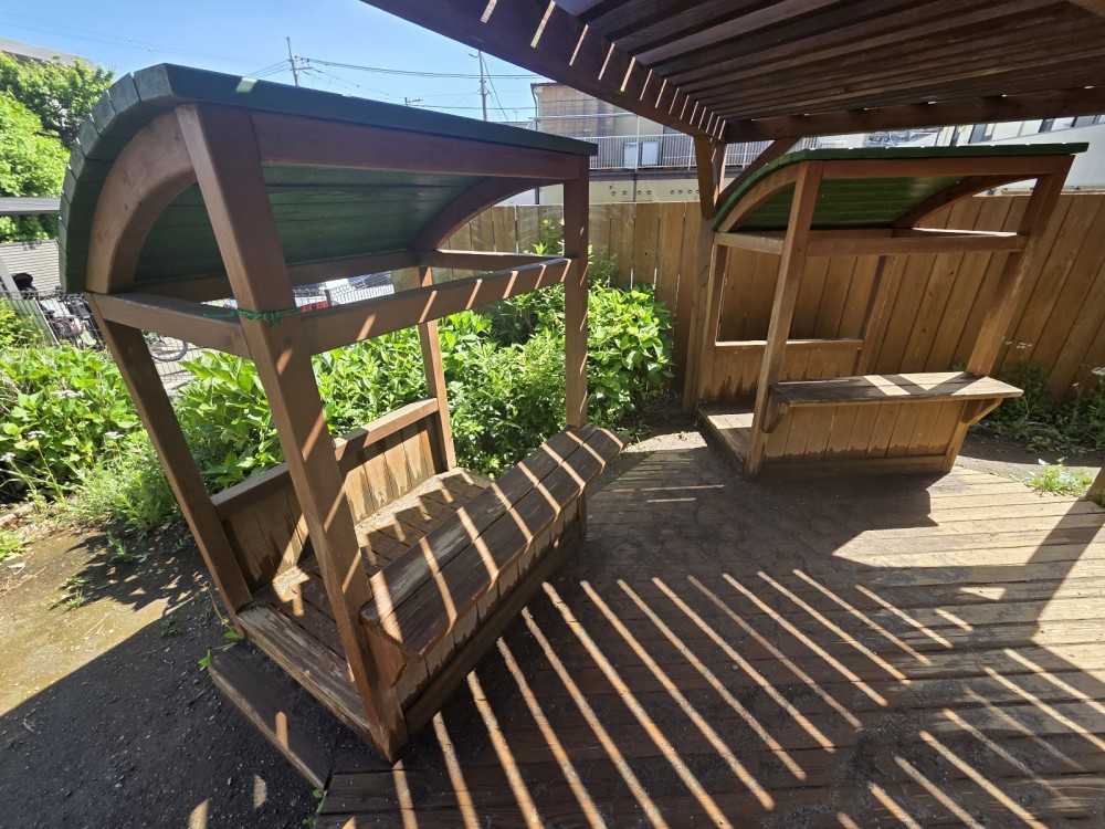 園庭にあるキヨスクです。砂場あそびの際にお店やさんに大変身します。
