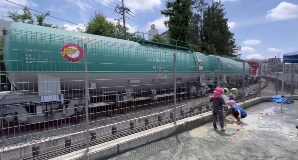 園庭の真横を列車が通ります
