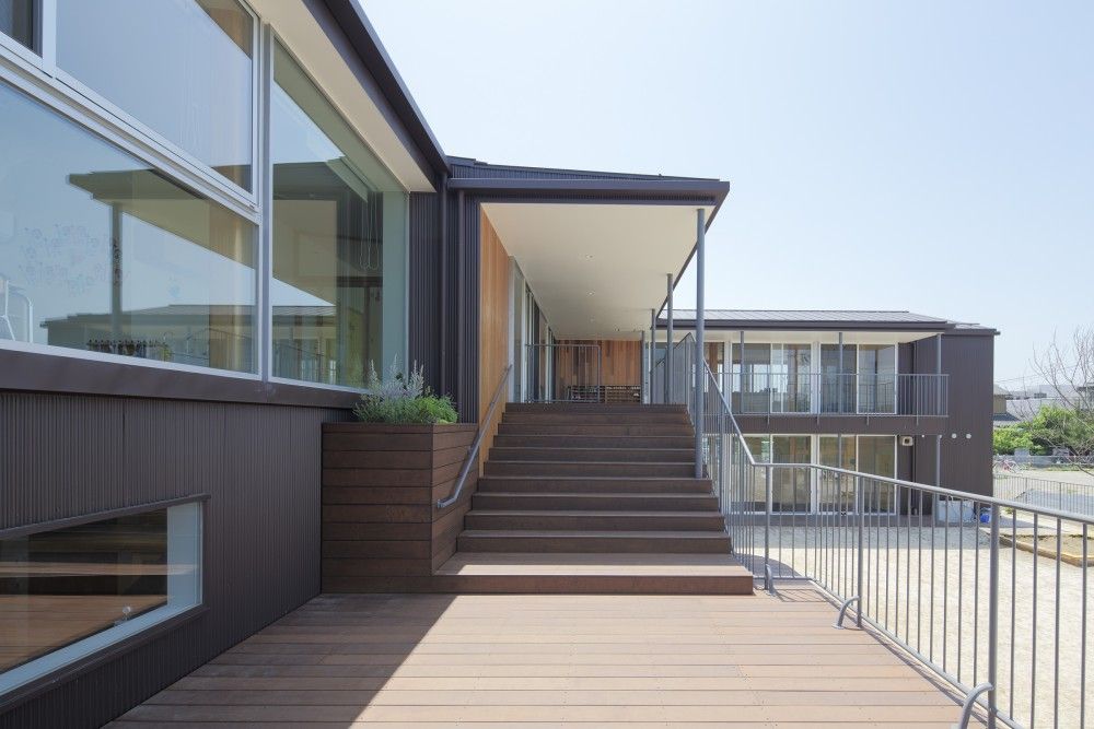 社会福祉法人藍青会 西大宮青藍保育園_テラス階段