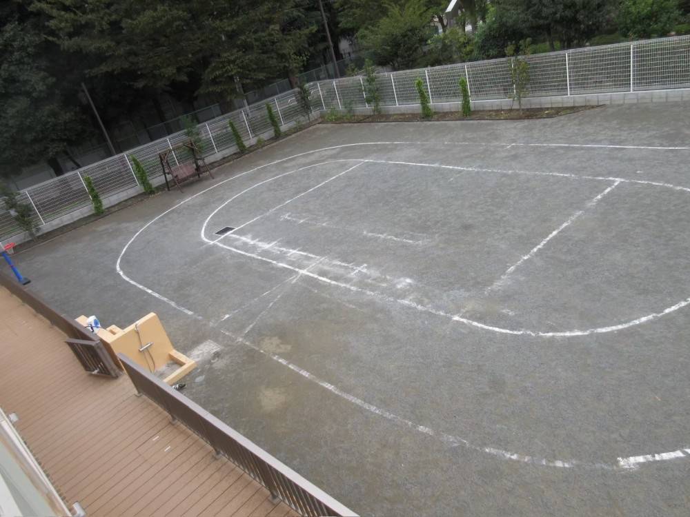 全園児100人で一緒に遊べる広い園庭
