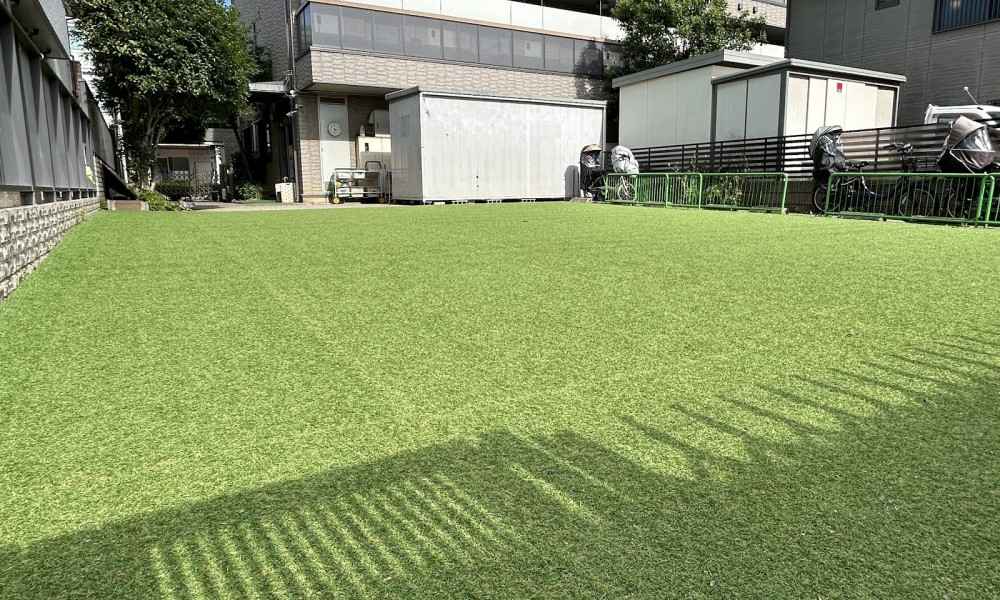 子どもたちがのびのび過ごせる人工芝の園庭です
