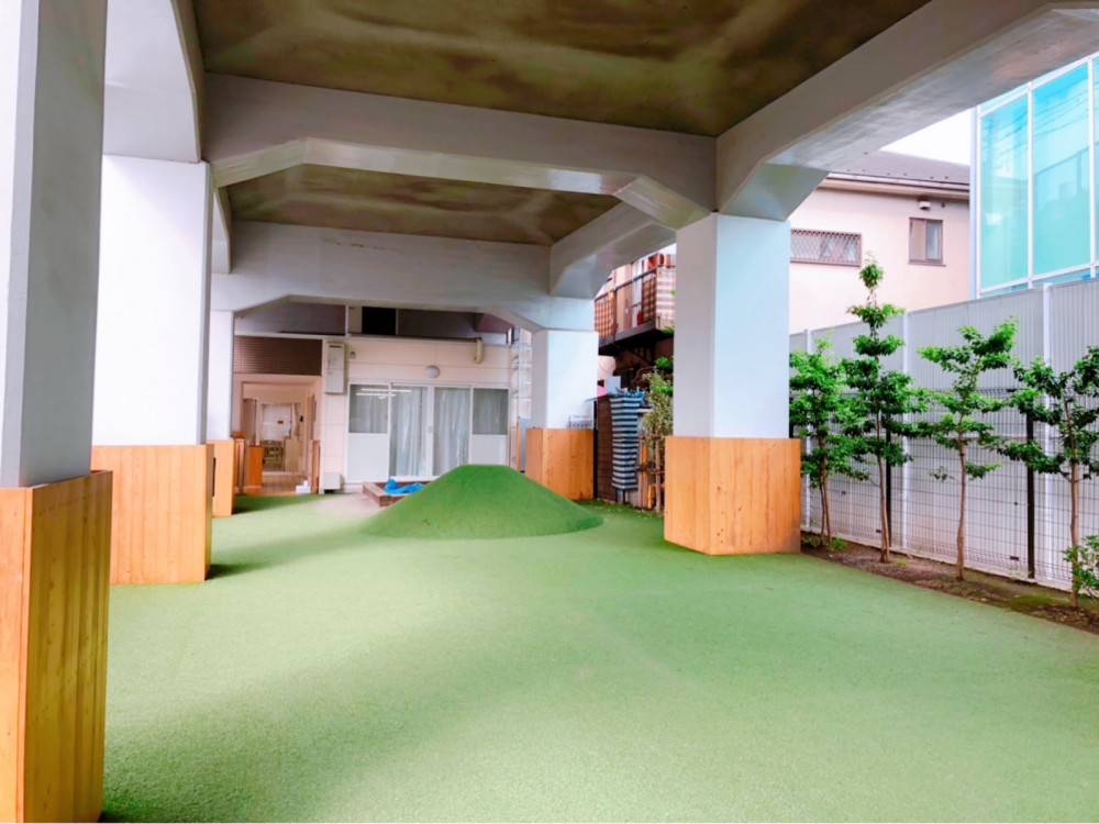 高架下で雨でも遊べる園庭があります