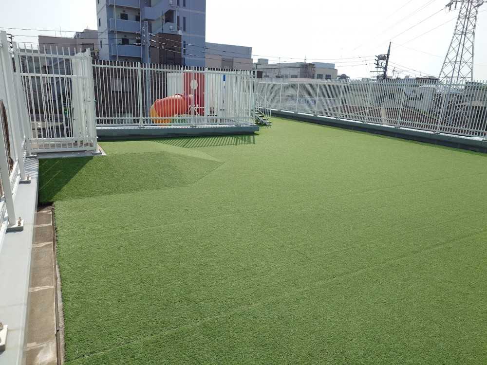 屋上にある園庭。夏場はここにプールを置き楽しみます。
