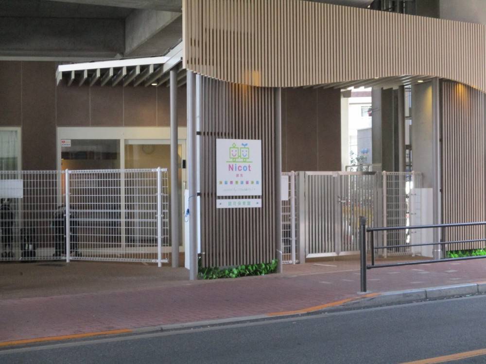 駅近、高架下にあります