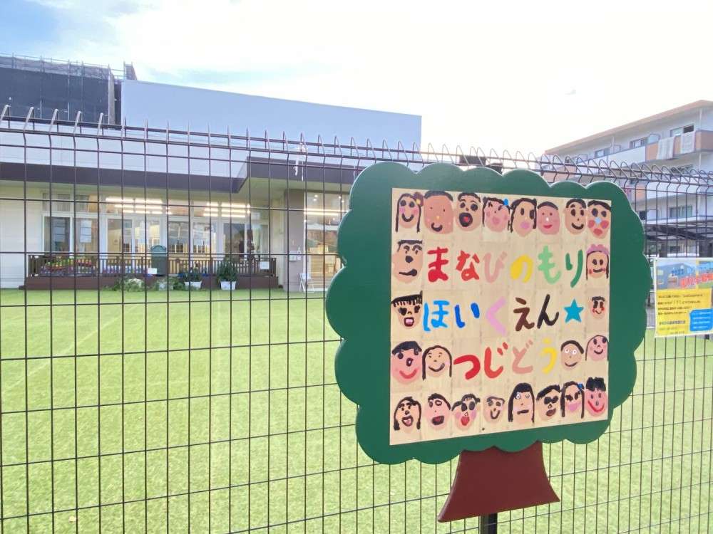 園内が広く、雨でも真夏でも身体を動かして思い切り遊べます。小屋の中に滑り台やクライミングがついてる遊び場です。