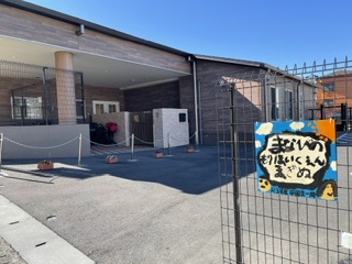 広い園庭で様々なクラスの子ども達が一緒に触れ合いながら遊べます。