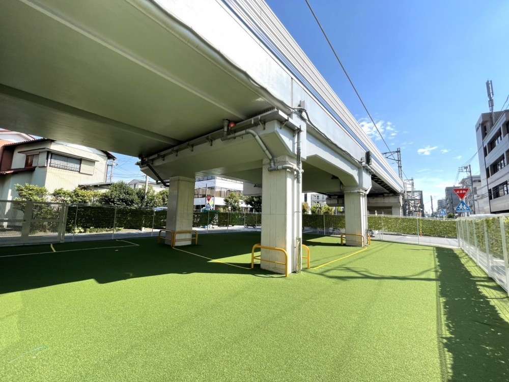雨でも遊べる屋根付きの夏も涼しい園庭