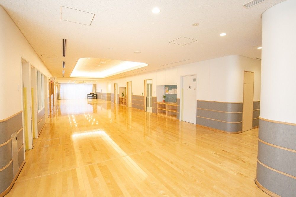 とにかくホールが広い！幼児クラスは、朝からホールでマラソンをしています。天気の不安定な時期も広いホールで、たくさん走り周って体を動かすことが出来ます。