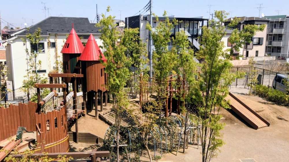 自然溢れる園庭と存分に体を動かして楽しめる大型木製遊具