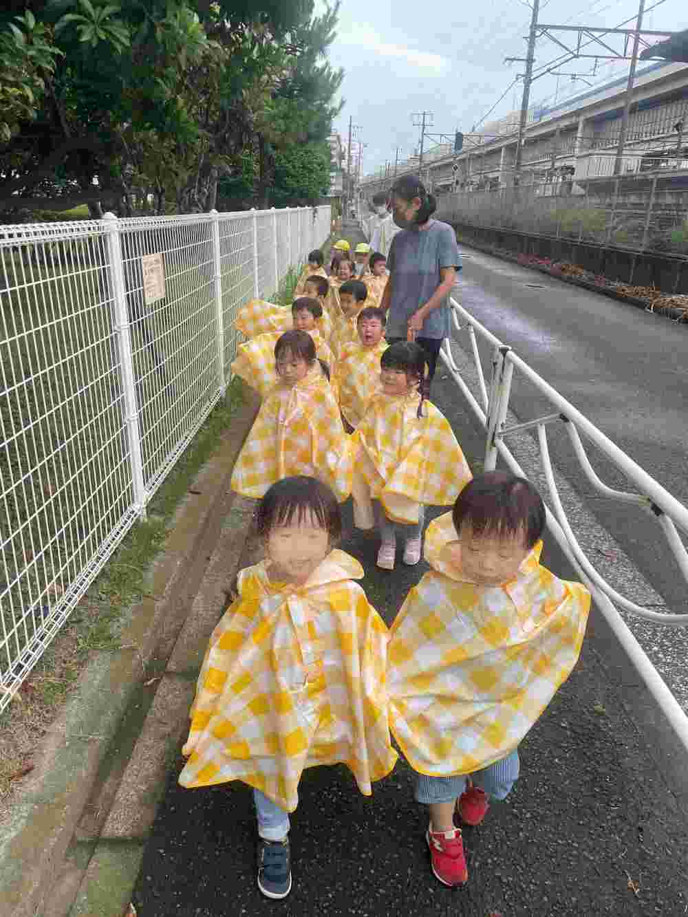 散歩風景　園児 ボカシあり