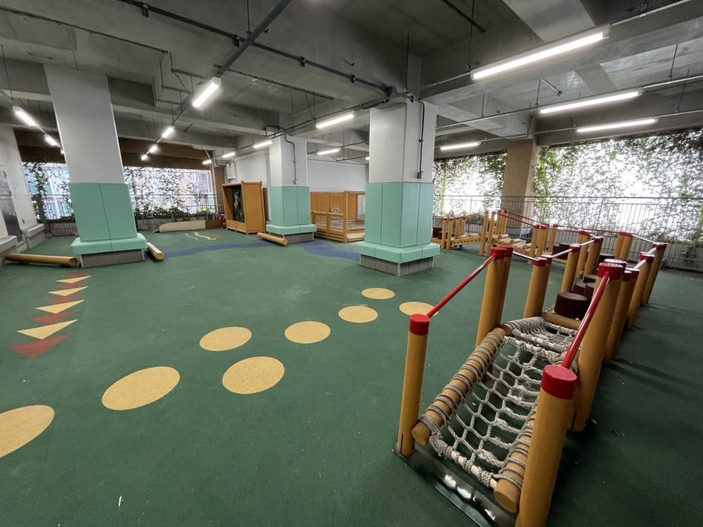 屋内型園庭で雨の日も遊べ、夏は毎日水遊びやプールを楽しめます
