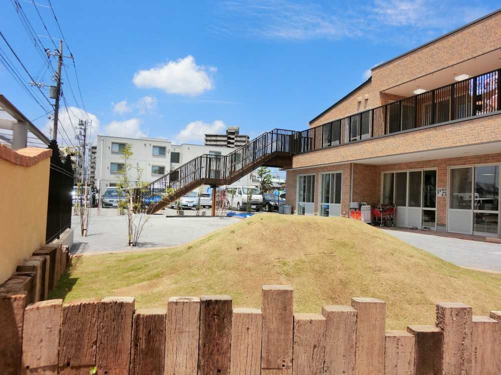 園庭は広い園庭がありのびのびと体を動かせる環境になっています。