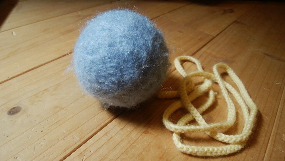 羊毛ボールと遊び紐 (1)